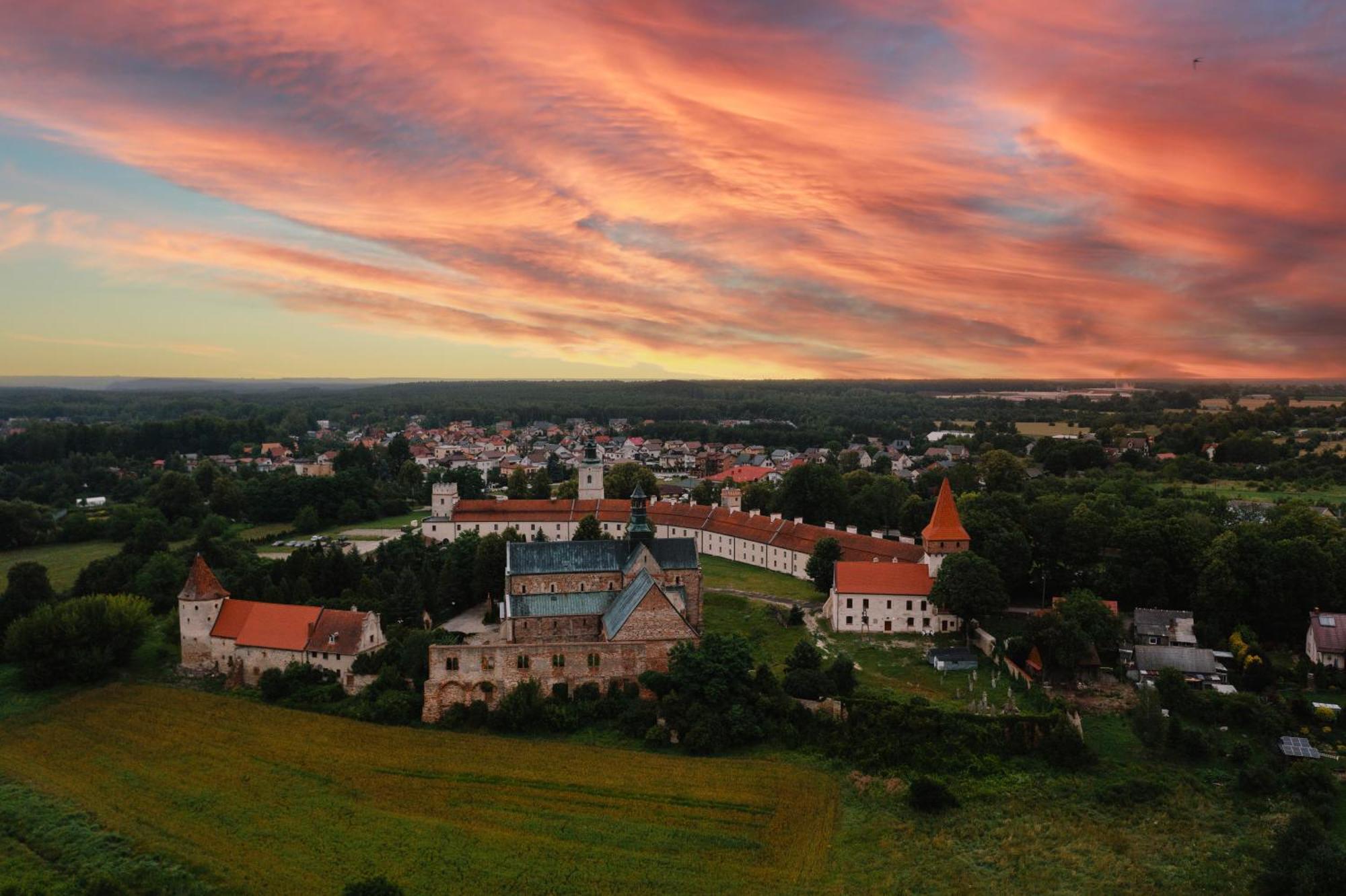 Hotel Podklasztorze Sulejów Kültér fotó